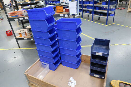 Palle med plastikkasser