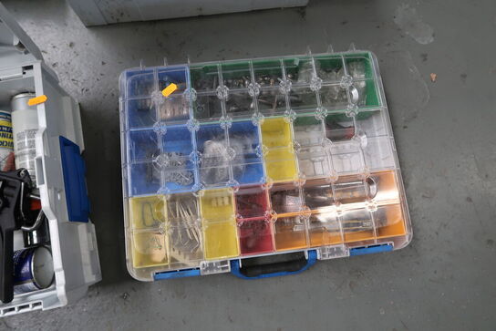 7 stk. kasser/sortimentskasser med værktøj, bolte m.m.