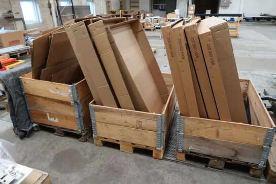 3 stk. paller med pallerammer og papkasser