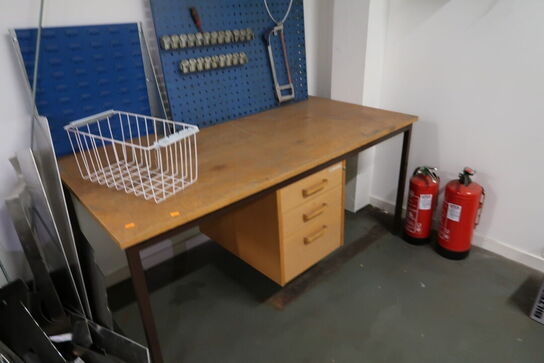 Skraldespand, div. Jern, værktøjstavle samt bord