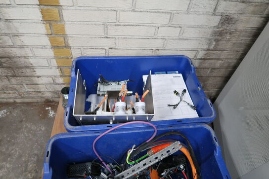 2 stk. rackskabe samt 2 stk. paller med indhold