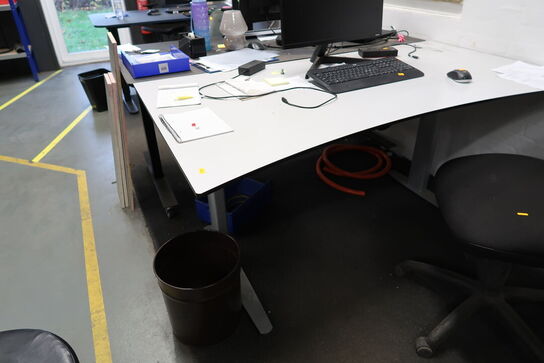 El. hæve/sænke skrivebord uden indhold samt kontorstol og skammel