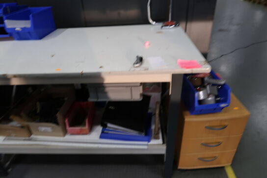 Arbejdsbord med indhold samt skuffemodul