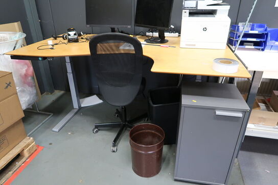 El. hæve/sænke skrivebord uden indhold, kontorstol samt skab