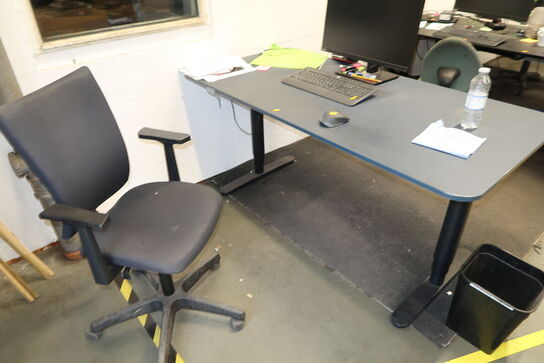 El. hæve/sænke skrivebord uden indhold samt kontorstol
