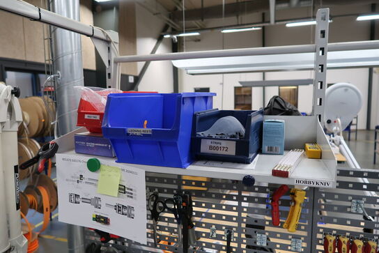 Arbejdsbord, kontorstol, udsugningsarm, div. Værktøj m.m.