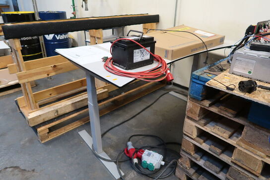 El. hæve/sænke skrivebord med indhold