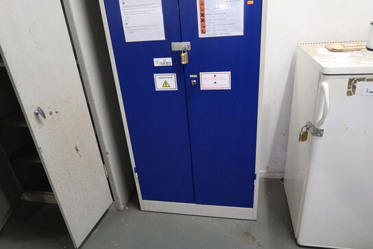 Stålskab med indhold