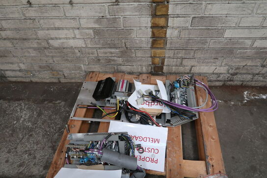 2 stk. rackskabe samt 2 stk. paller med indhold