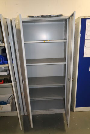 Stålskab med indhold