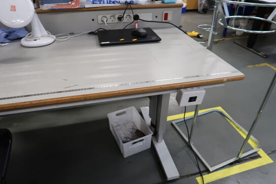 Arbejdsbord, kontorstol, udsugningsarm, div. Værktøj m.m.