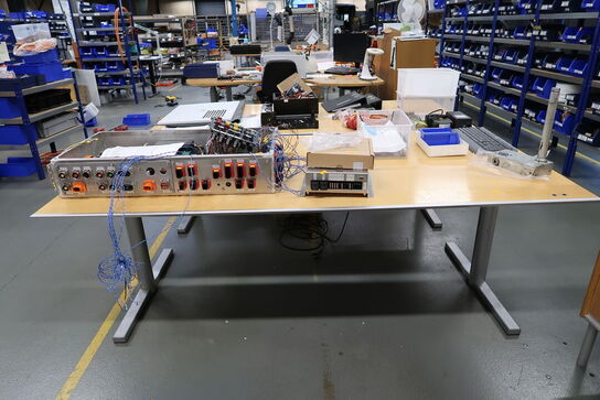 El. hæve/sænke skrivebord samt reol uden indhold