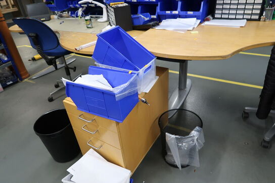 El. hæve/sænke skrivebord, kontorstol, computerskærm BENQ m.m.