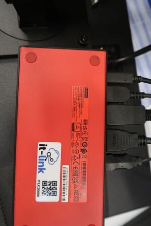 2 stk. computerskærme LENOVO E24-28, dockingstation LENOVO ThinkPad, 