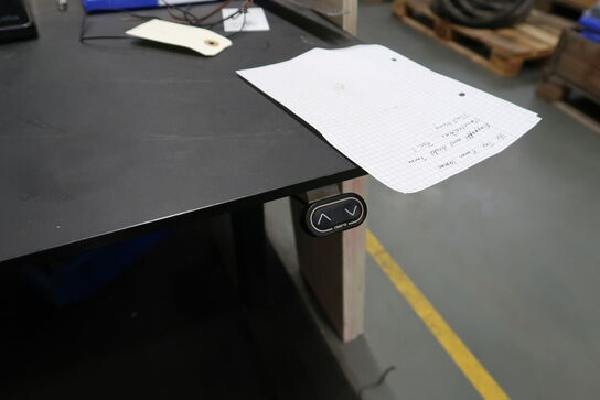 El. hæve/sænke skrivebord uden indhold samt kontorstol