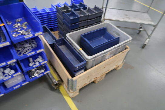 Palle med plastikkasser