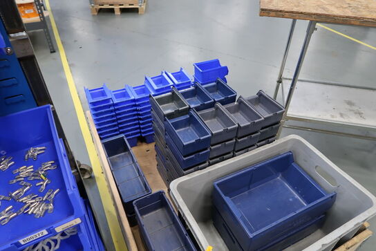 Palle med plastikkasser