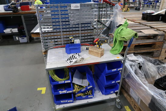 Opbevaringsvogn og palle med indhold