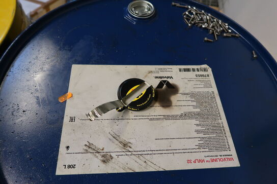 Palle med 2 stk. tønder med olie KROON OIL Perlus H 32, Valvoline HVLP 32