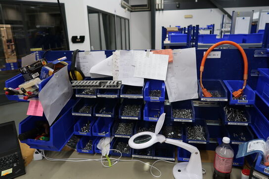 El. hæve/sænke skrivebord, kontorstol, div. Værktøj m.m.