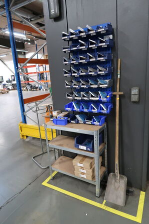 Lagerreol, skovl, kost samt sortimentsreol