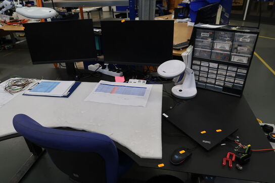 2 stk. computerskærme LENOVO E24-28, dockingstation LENOVO ThinkPad, 