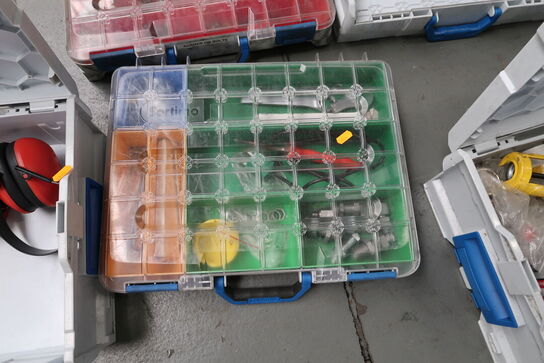 7 stk. kasser/sortimentskasser med værktøj, bolte m.m.