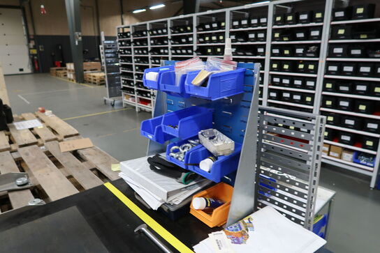 Arbejdsbord uden indhold, med kontorstol