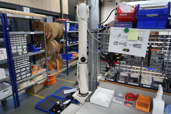 Arbejdsbord, kontorstol, udsugningsarm, div. Værktøj m.m.