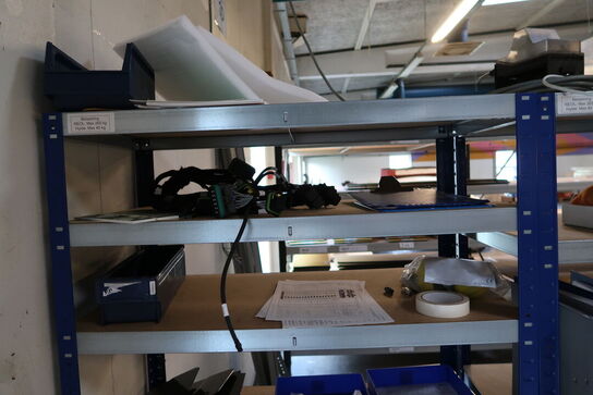 2 fag lagerreoler med indhold