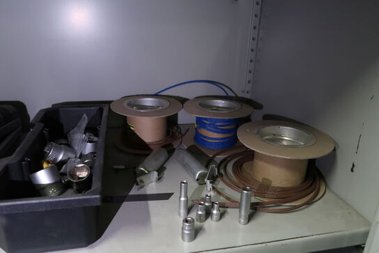 Stålskab med indhold