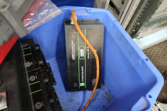 2 stk. rackskabe samt 2 stk. paller med indhold