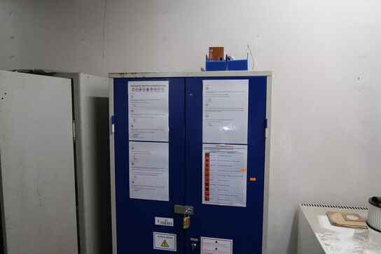 Stålskab med indhold