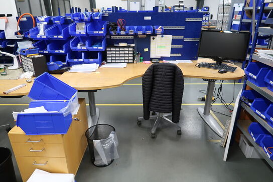 El. hæve/sænke skrivebord, kontorstol, computerskærm BENQ m.m.