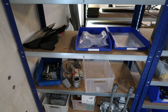 2 fag lagerreoler med indhold