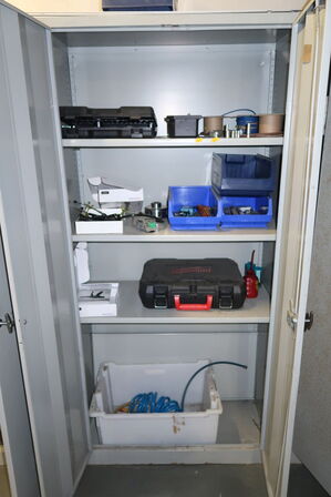 Stålskab med indhold