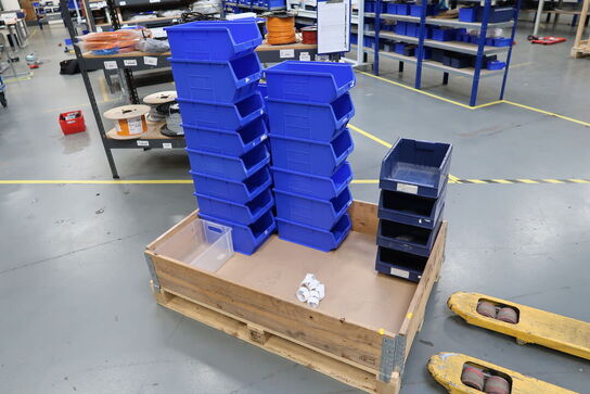 Palle med plastikkasser