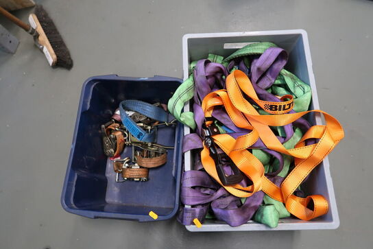 2 stk. kasser med spændestropper og løftestropper