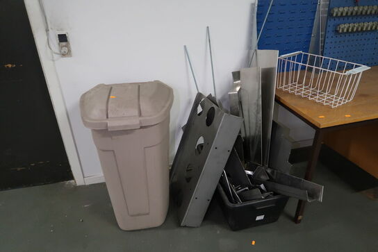 Skraldespand, div. Jern, værktøjstavle samt bord