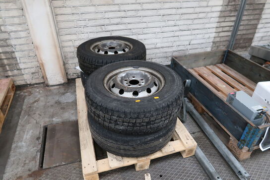 Palle med 4 stk. fælge med dæk MICHELIN 215/70R15C