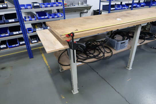 Arbejdsbord med indhold