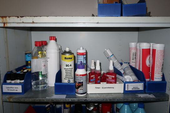 Stålskab med indhold