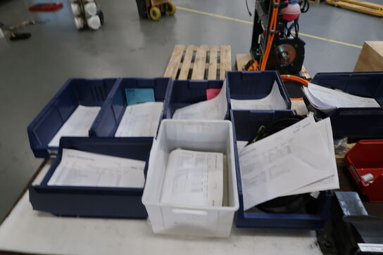 Arbejdsbord med skruestik samt div. Værktøj