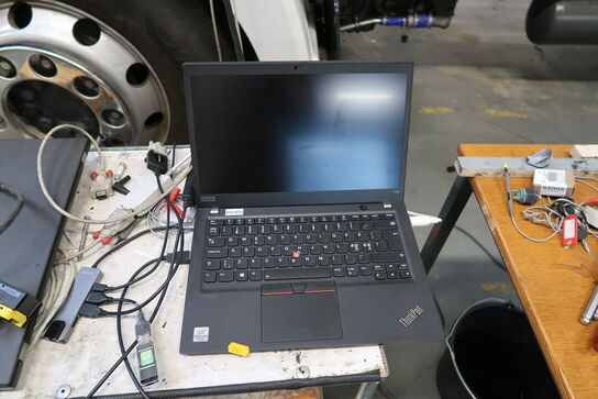 Opbevaringsvogn med 2 stk. bærbarcomputere ThinkPad T14s Gen1 m.m.