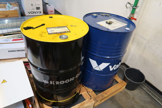 Palle med 2 stk. tønder med olie KROON OIL Perlus H 32, Valvoline HVLP 32