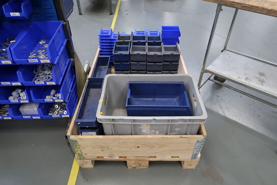 Palle med plastikkasser