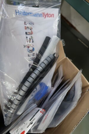 2 stk. kasser med indhold