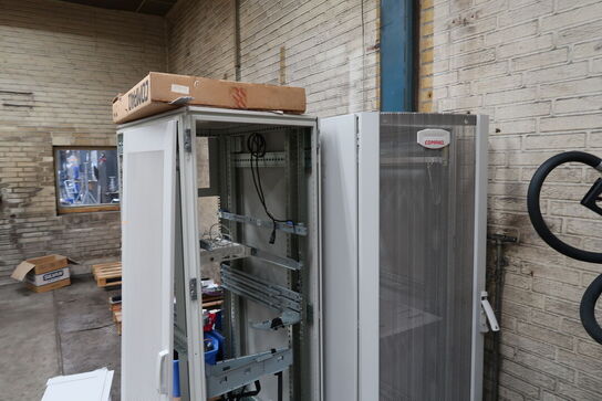 2 stk. rackskabe samt 2 stk. paller med indhold