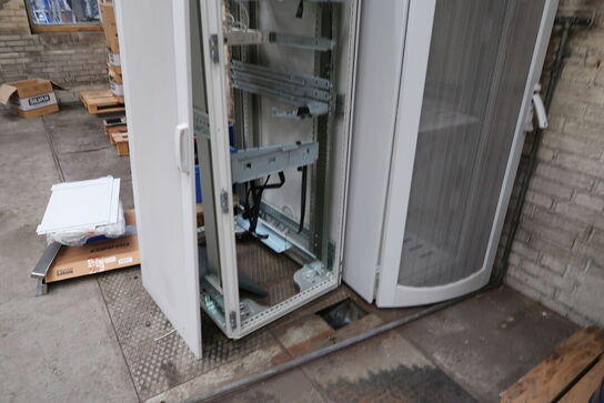 2 stk. rackskabe samt 2 stk. paller med indhold