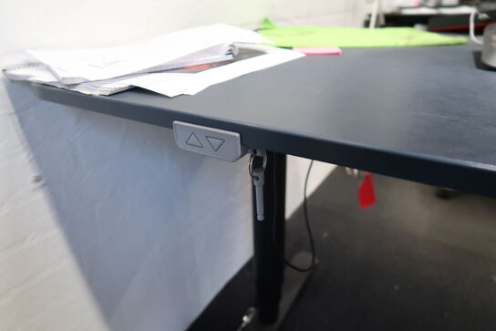 El. hæve/sænke skrivebord uden indhold samt kontorstol